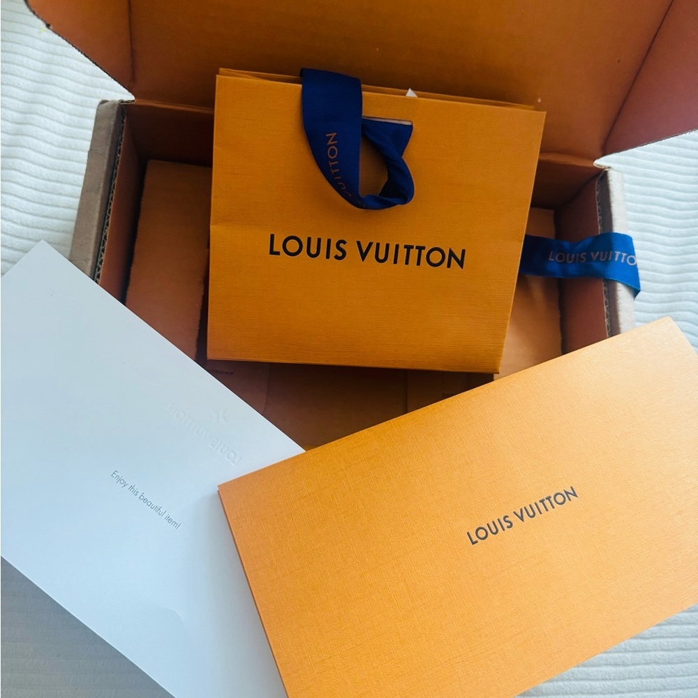 Louis Vuitton Small Orange Gift Packaging with Blue Ribbon and Gift Message - Picture 3 of 7